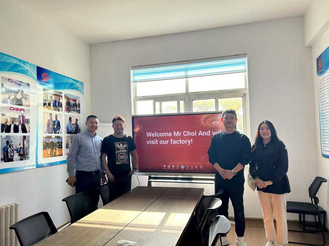 Солонгос үйлчлүүлэгчид манай үйлдвэрт зочилдог