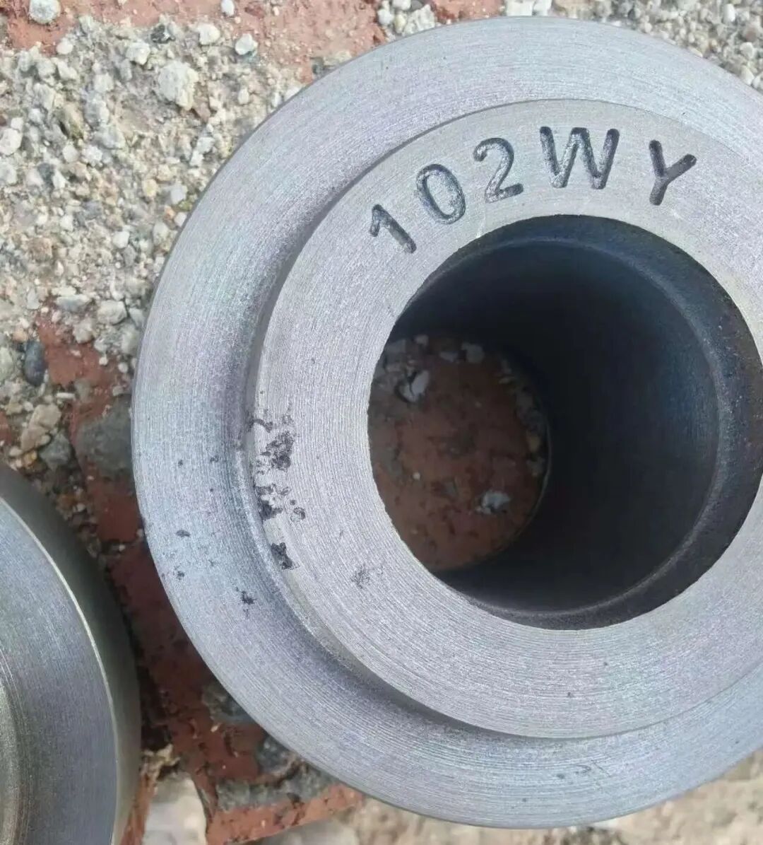 Ногоон элс ашиглан саарал ширмэн эд анги үйлдвэрлэхэд элс угаах согогийн шинж чанар юу вэ? Шаар нүдний согогоос юугаараа ялгаатай вэ?