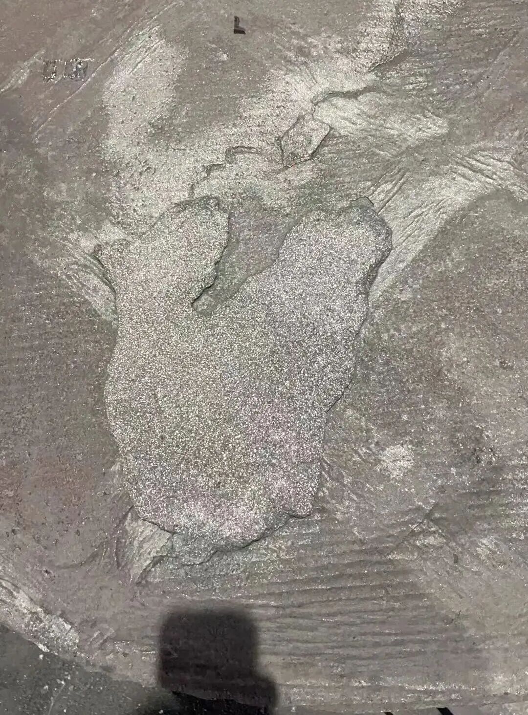 Давирхайтай элс цутгаж үйлдвэрлэсэн саарал ширмэн эд ангиудын дээд гадаргуу дээрх элсний батга зэрэг согогийг хэрхэн арилгах вэ?